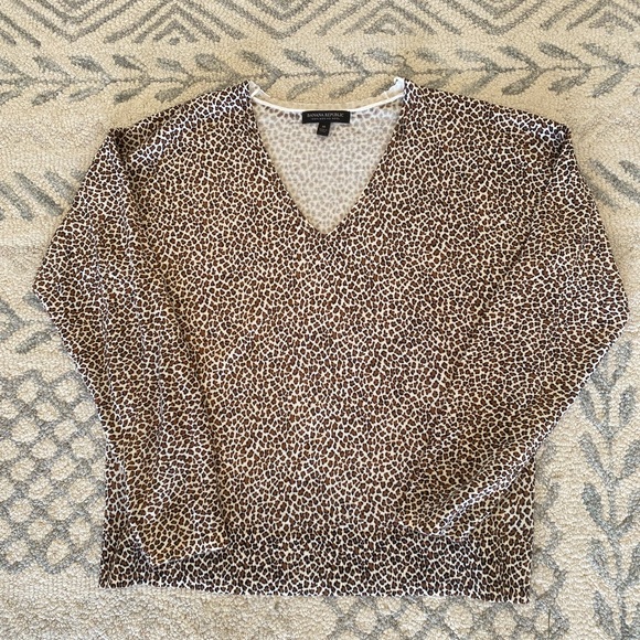 Banana Republic v neck leopard print sweater - Picture 1 of 1